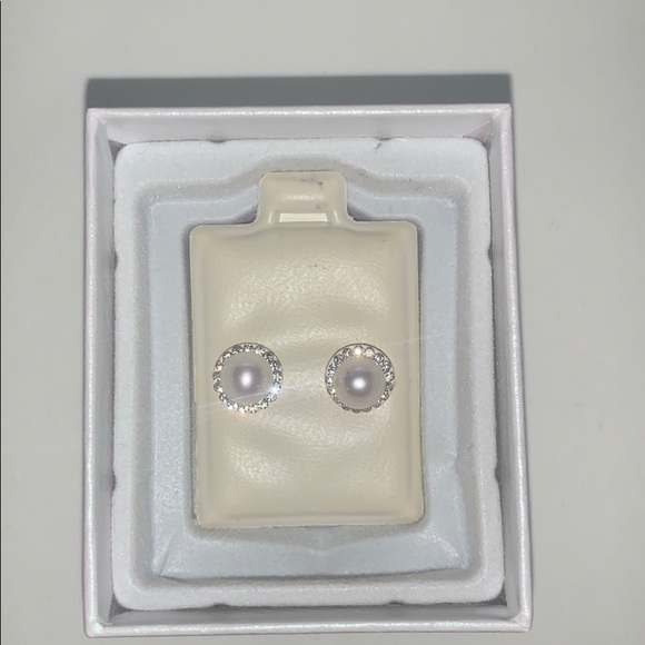 Piercing Pagoda pearl stud earrings - Picture 1 of 2